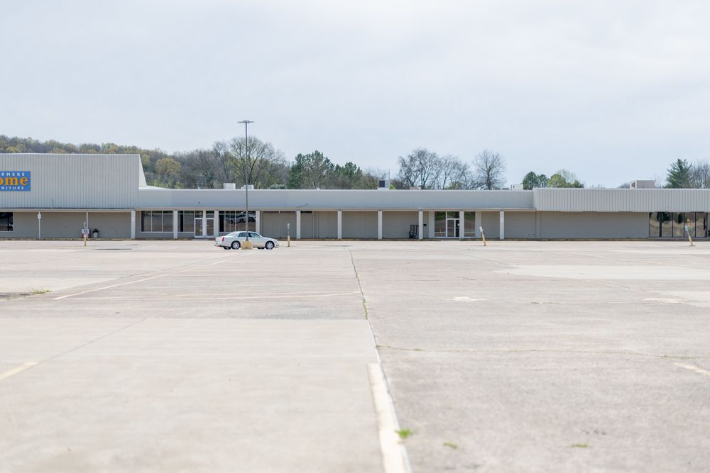 Brooklyn Shopping Center: 923-951 East College Street, Pulaski, TN 38478